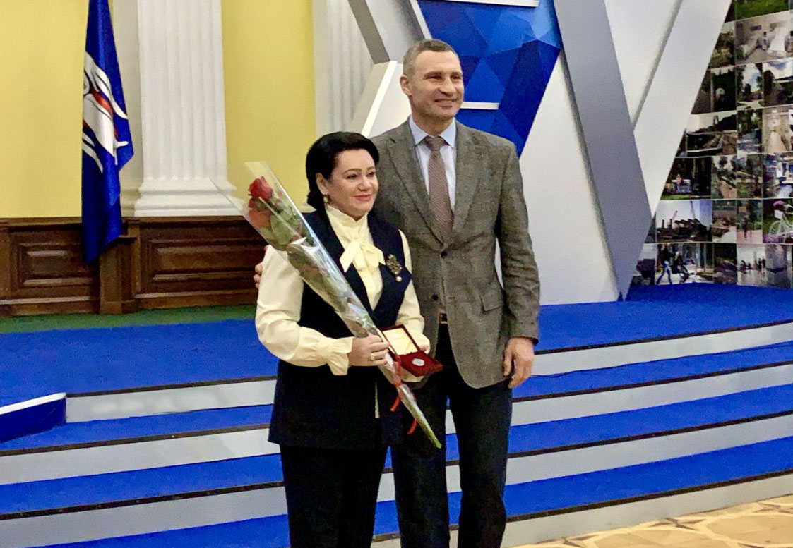 Вручення Галині Горбенко почесного звання Заслуженого працівника освіти України від Віталія Кличка